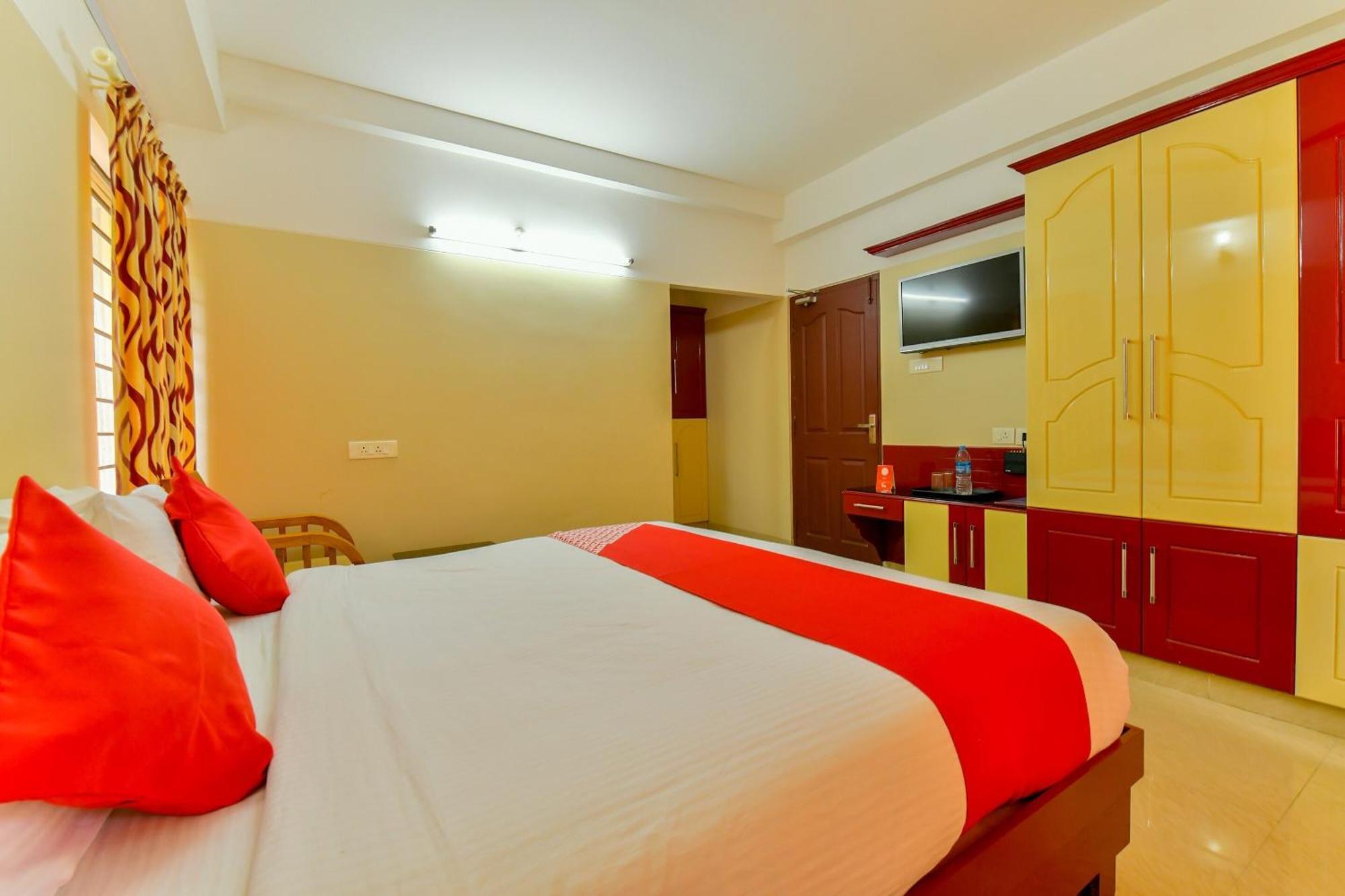 Oyo Flagship Uthradam Towers Hotel Thiruvananthapuram Buitenkant foto