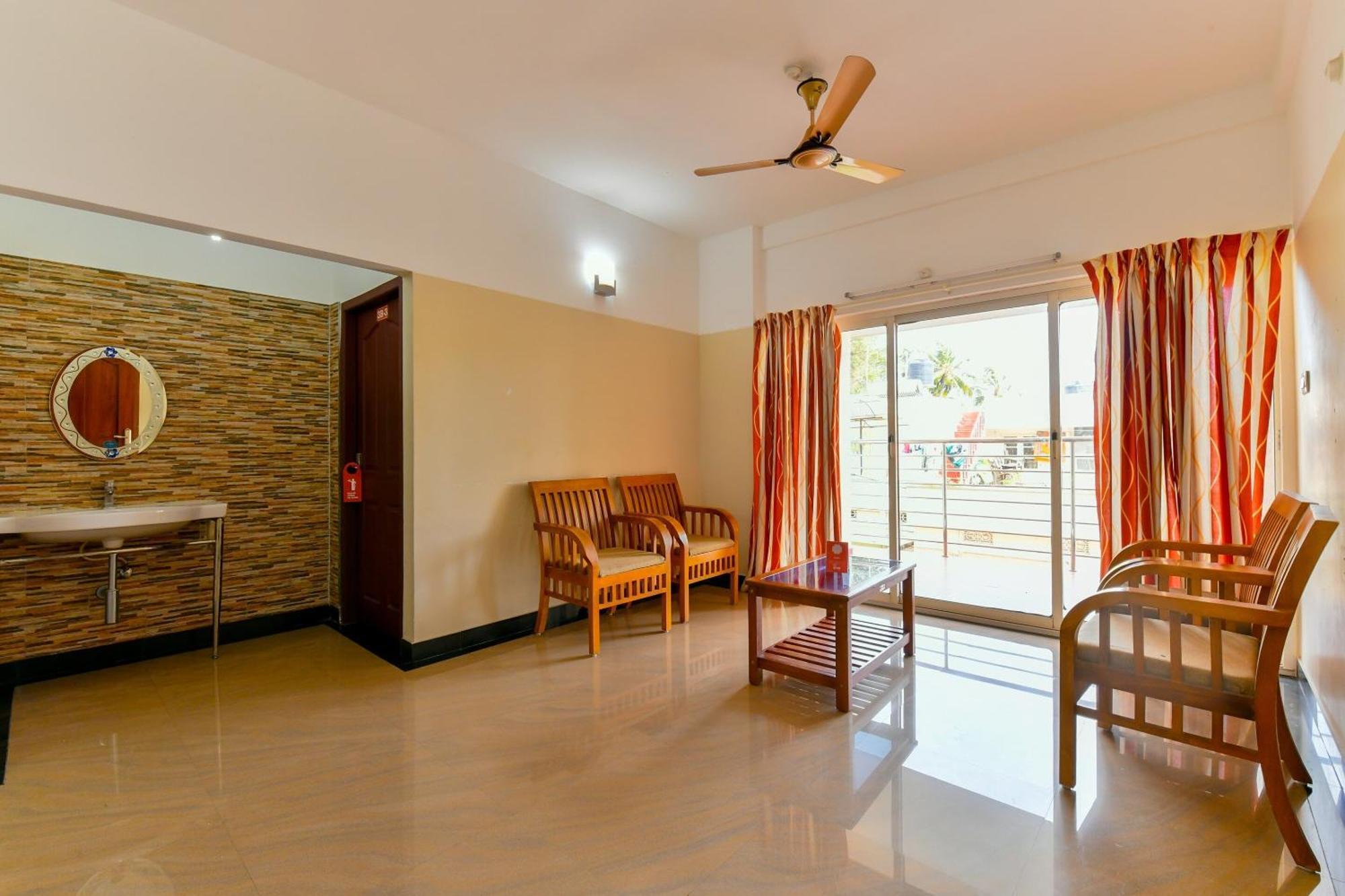 Oyo Flagship Uthradam Towers Hotel Thiruvananthapuram Buitenkant foto