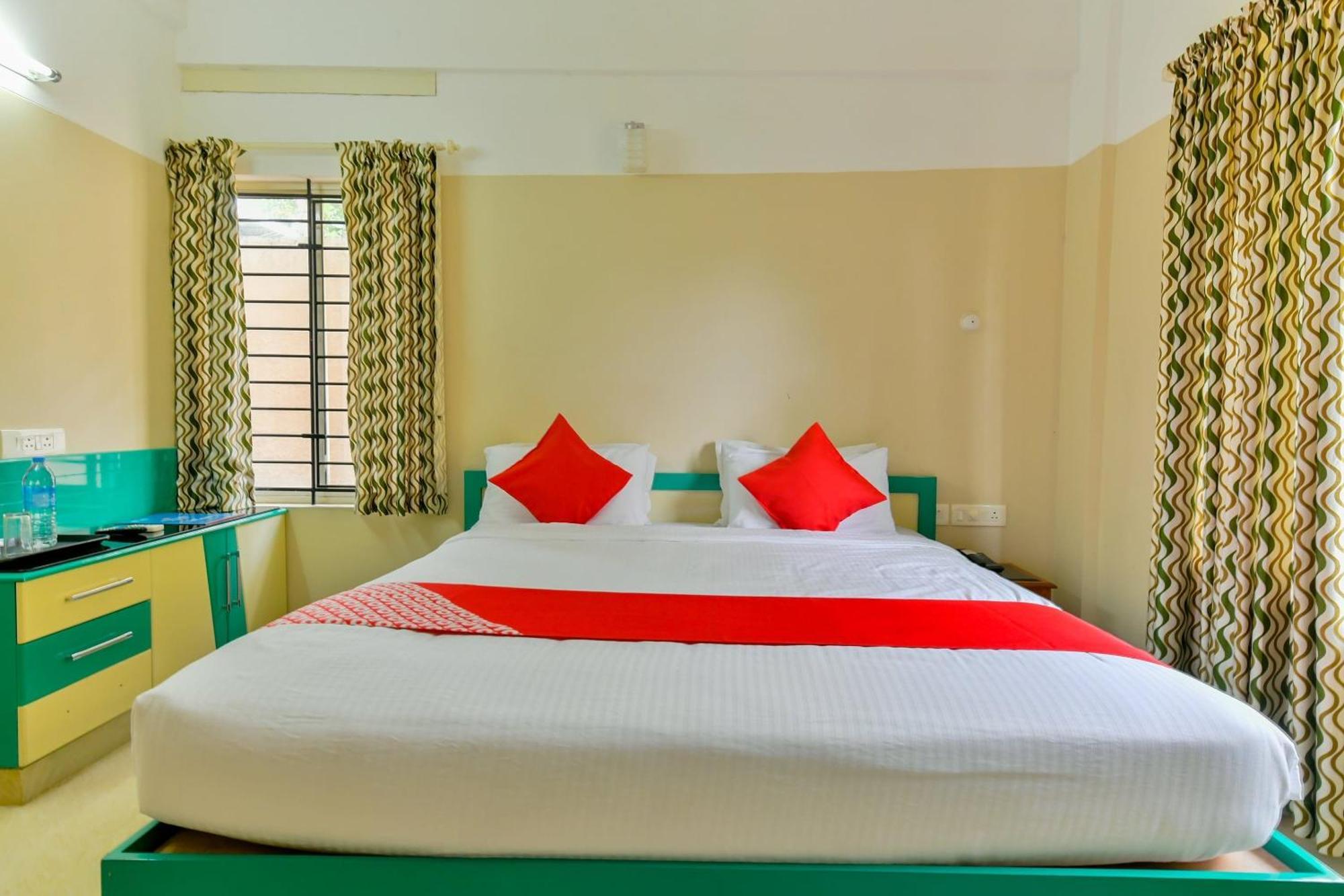 Oyo Flagship Uthradam Towers Hotel Thiruvananthapuram Buitenkant foto